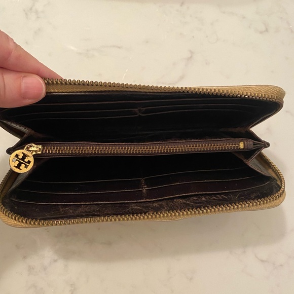 Tory Burch gold zipper wallet with gold logo - Picture 9 of 9